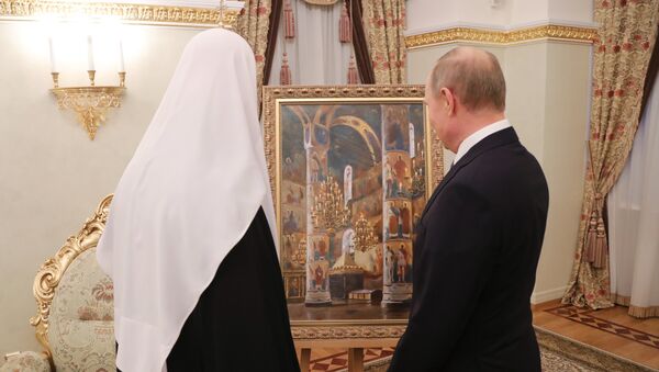 Президент подарил патриарху в честь его дня рождения картину Успенский собор Кремля художника Владимира Лаповок. 20 ноября 2017