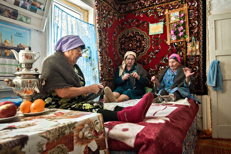 Традиция вечерних посиделок все еще сохраняется в селе Татарский Саракташ. Женщины собираются вместе и за вязанием обсуждают новости, поют песни