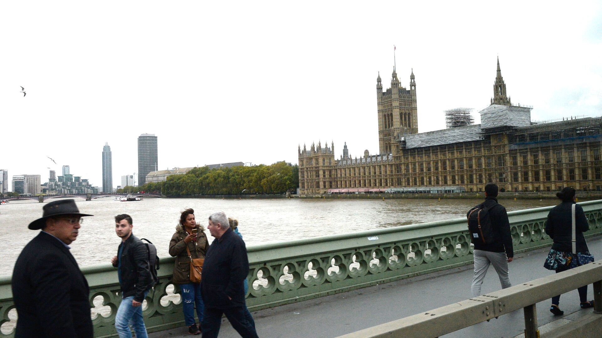 Прохожие на Вестминстерском мосту у Вестминстерского аббатства в Лондоне - РИА Новости, 1920, 27.03.2022
