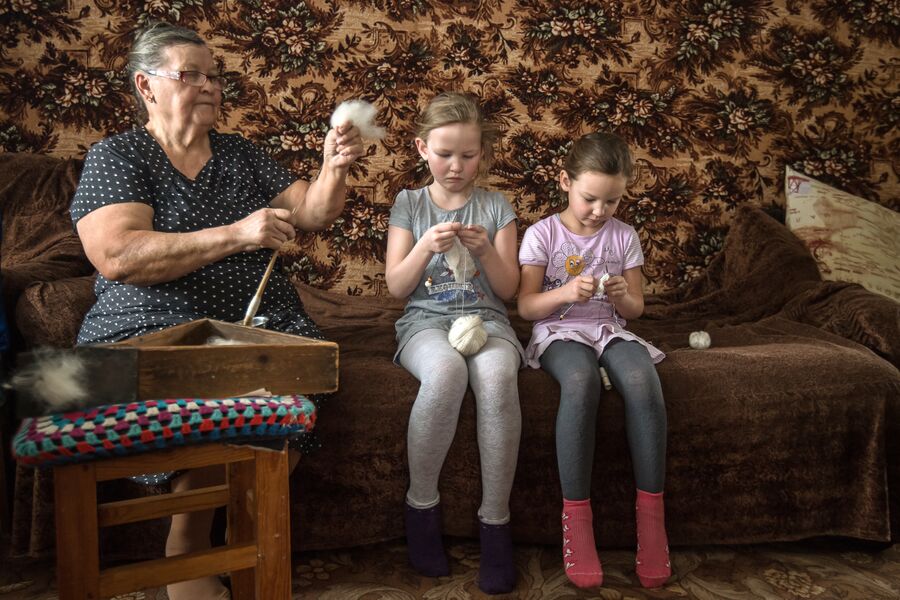 В семье Ишмухаметовых мастерство вязания передается по наследству. Миннур ханум обучает внучек азам рукоделия: как правильно держать спицы, набирать петли и связать самый простой рисунок