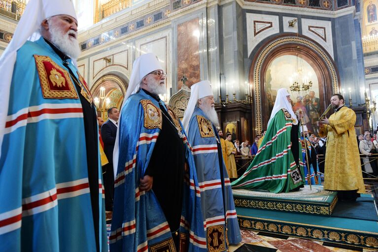 Патриарх Московский и всея Руси Кирилл (второй справа) проводит литургию в храме Христа Спасителя в свой день рождения. Второй слева: митрополит Минский и Заславский Павел, третий слева: митрополит Крутицкий и Коломенский Ювеналий