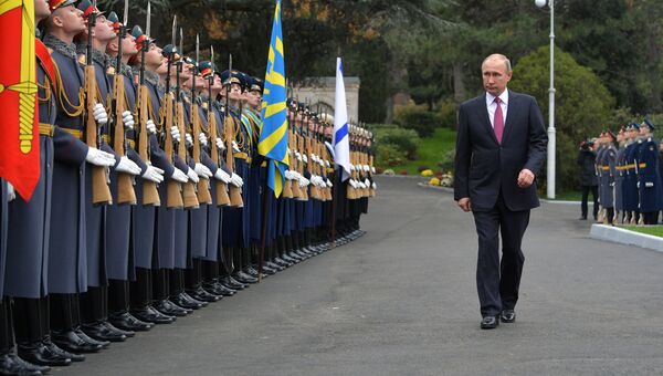 Президент РФ Владимир Путин во время поездки в Ялту. 18 ноября 2017