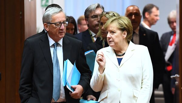 Председатель Европейской комиссии Жан-Клод Юнкер и канцлер Германии Ангела Меркель перед началом заседания Совета Европы в Брюсселе. 20 октября 2017