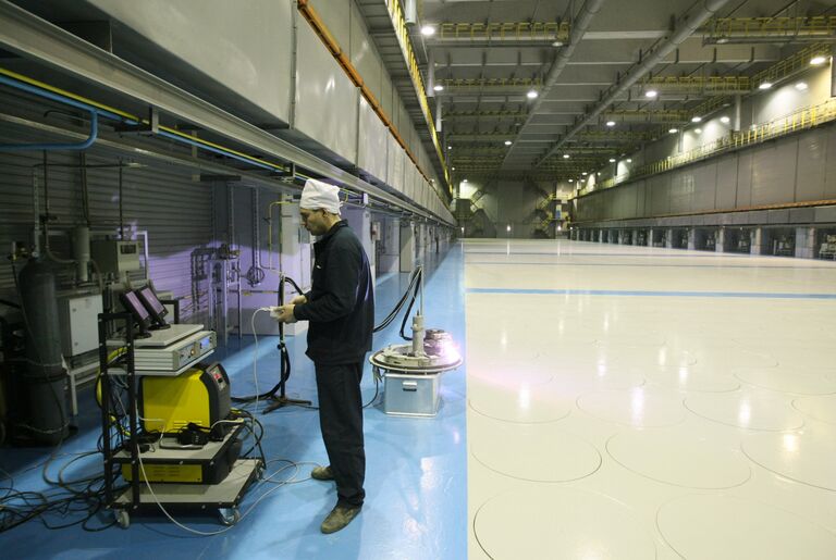 Специалист ФГУП Горно-химический комбинат в зале хранения отработанного ядерного топлива воздухоохлаждаемого хранилища ОЯТ в Железногорске