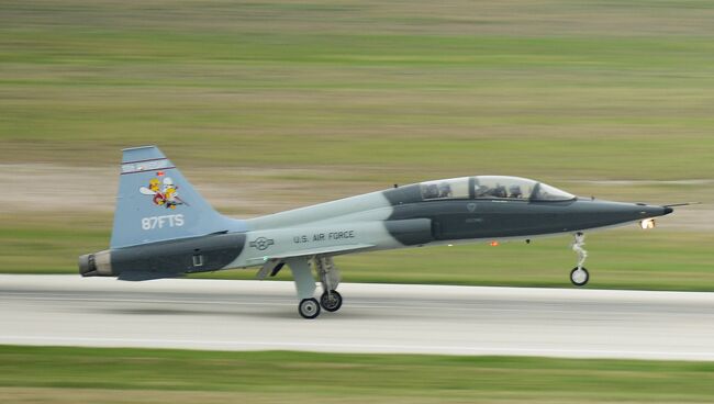 Двухместный сверхзвуковой реактивный самолет T-38C Talon, Техас. Архивное фото