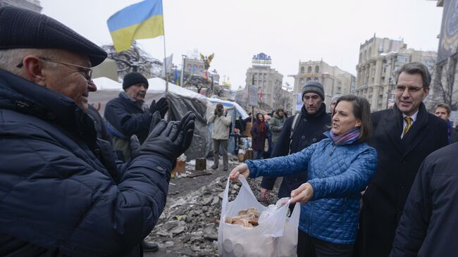 Заместитель госсекретаря США Виктория Нуланд и посол США на Украине Джеффри Пайетт на площади Независимости в Киеве, 11 декабря 2013 года