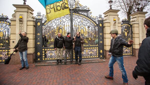 Сторонники оппозиции у ворот резиденции президента Украины Виктора Януковича Межигорье под Киевом. 22 февраля 2014
