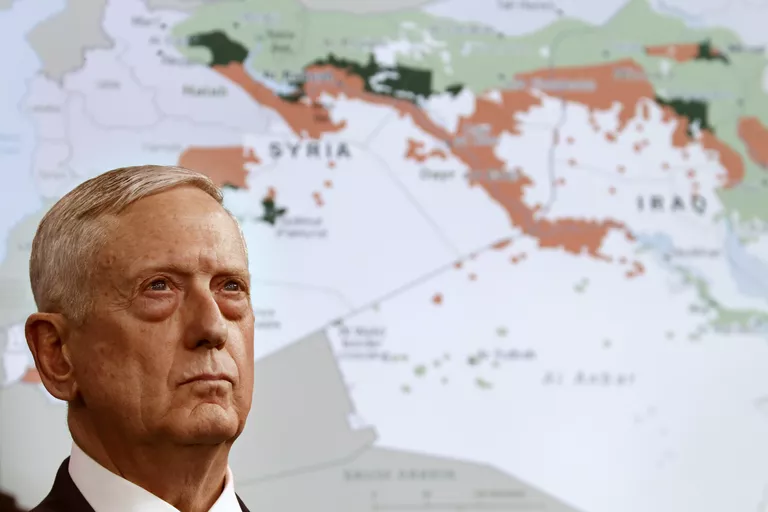 Министр обороны США Джеймс Мэттис стоит перед картой Сирии и Ирака в Пентагоне Министр обороны США Джеймс Мэттис стоит перед картой Сирии и Ирака в Пентагоне