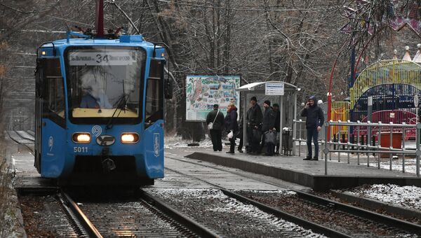 Пассажиры на платформе, оборудованной по венскому типу, на остановке Станция метро Партизанская на Измайловском шоссе