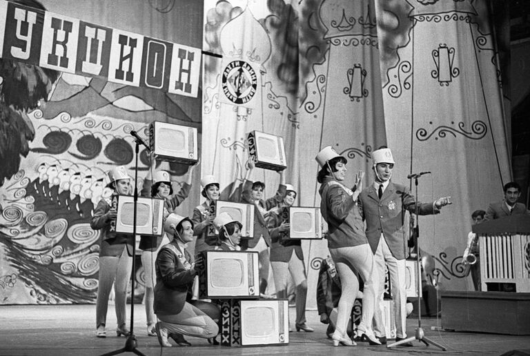 Студенты участвуют в телевизионной игре КВН Студенты участвуют в телевизионной игре КВН