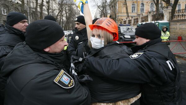 Задержание активисток женской правозащитной группы Фемен во время акции протеста против президента Украины Петра Порошенко в Киеве. 21 ноября 2017