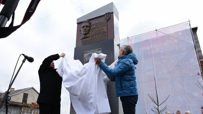 Открытие памятного знак лидеру Украинской повстанческой армии* Роману Шухевичу открыли во Львове. 21 ноября 2017