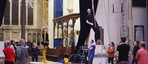 Школа для артистов цирка Circomedia в здании собора святого Павла Школа для артистов цирка Circomedia в здании собора святого Павла