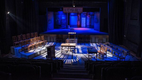 Сцена театра The Quarry Theatre at St. Luke's, расположенная в бывшей церкви святого Люка в Бедфорде, Великобритания Сцена театра The Quarry Theatre at St. Luke's, расположенная в бывшей церкви святого Люка в Бедфорде, Великобритания