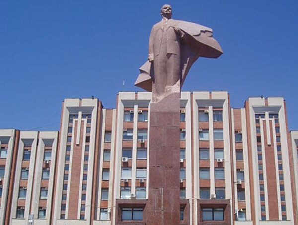 Памятник Ленину и правительственное здание в Тирасполе