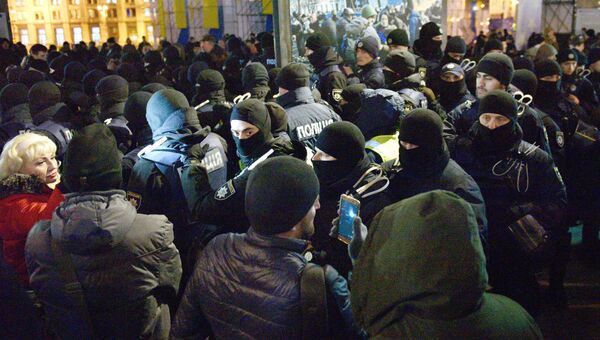 Сотрудники полиции и участники во время акции в Киеве, посвященной годовщине начала событий на Майдане. 21 ноября 2017