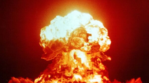 Взрыв атомной бомбы на испытательном полигоне в Неваде. 18 апреля 1953 года