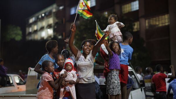 Жители Хараре празднуют отставку президента Зимбабве Роберта Мугабе. 21 ноября 2017