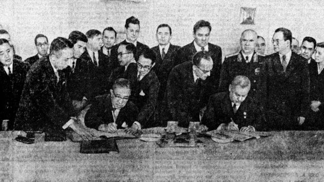 Николай Булганин и Итиро Хатояма во время подписания совместной Декларации СССР и Японии. Кремль, 19 октября 1956