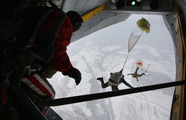 Парашютисты морской пехоты Тихоокеанского флота выполняют прыжок с борта самолета Ан-26