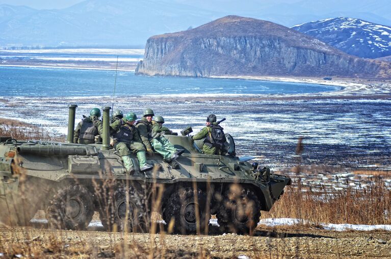 Морские пехотинцы десантно-штурмовой роты на учениях соединений морской пехоты Тихоокеанского флота