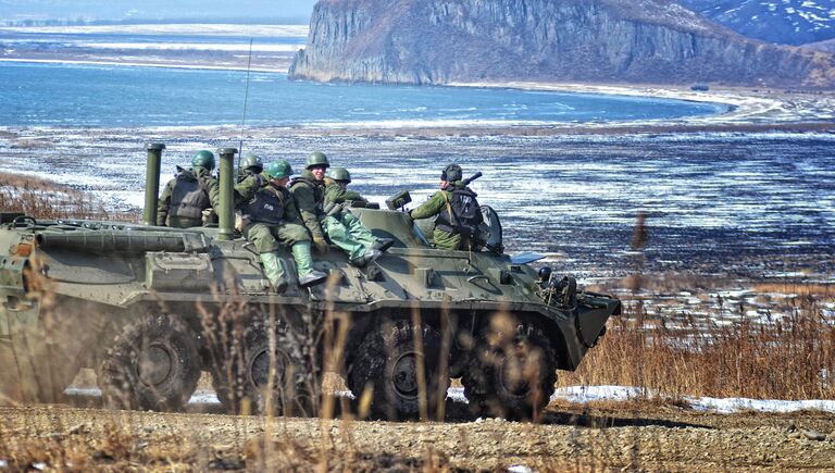 Морские пехотинцы десантно-штурмовой роты на учениях соединений морской пехоты Тихоокеанского флота