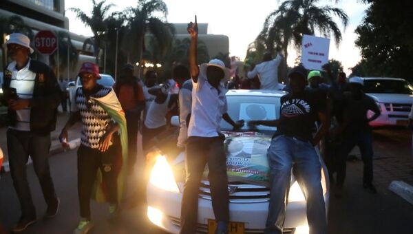 Танцы и ликование: реакция жителей Зимбабве на отставку президента Мугабе