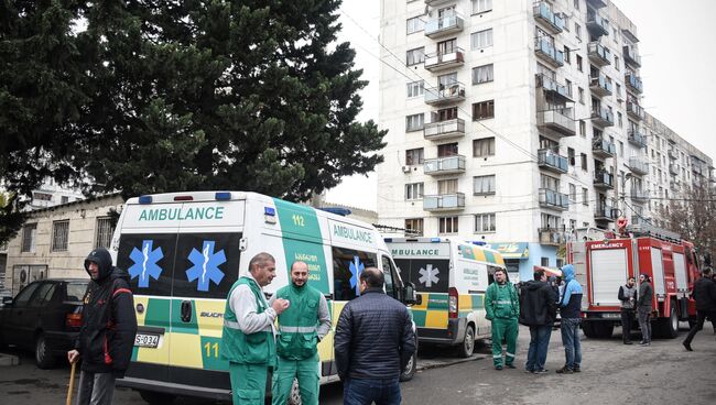 Скорая помощь и пожарные в Исани-Самгорском районе, где проходит спецоперация, Тбилиси. 22 ноября 2017