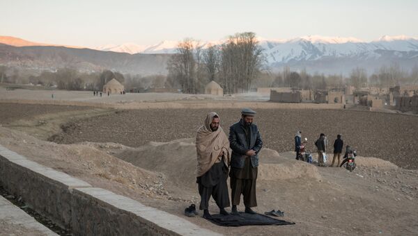 Мужчины во время намаза в одном из сел в провинции Бамиан в Афганистане. Архивное фото