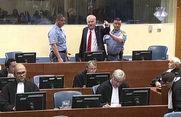 Генерал Ратко Младич во время вынесения приговора в Гаагском трибунале Генерал Ратко Младич во время вынесения приговора в Гаагском трибунале