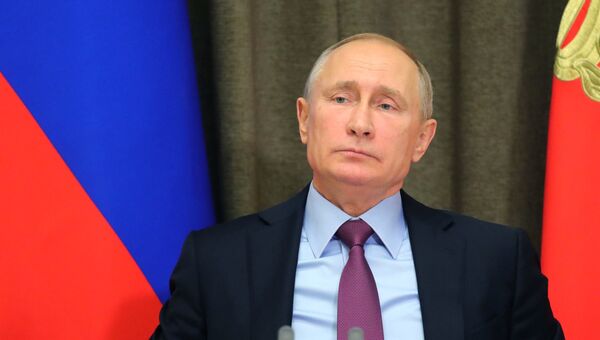 Владимир Путин проводит. Архивное фото
