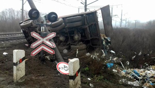 ДТП на переезде в Саратовской области, где поезд врезался в грузовой автомобиль. 22 ноября 2017