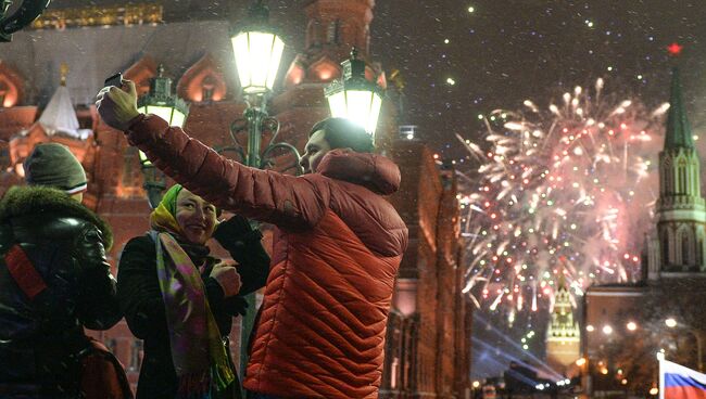 Жители Москвы и туристы во время празднования Нового года на Манежной площади в Москве. Архивное фото