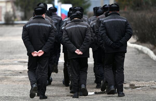 Заключенные исправительной колонии общего режима №2 во Владимирской области во время прогулки Заключенные исправительной колонии общего режима №2 во Владимирской области во время прогулки