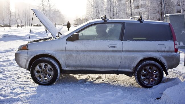 Автомобиль на одной из улиц района Жулебино в Москве