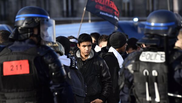 Участники акции протеста против реформы образования в Париже. Архивное фото