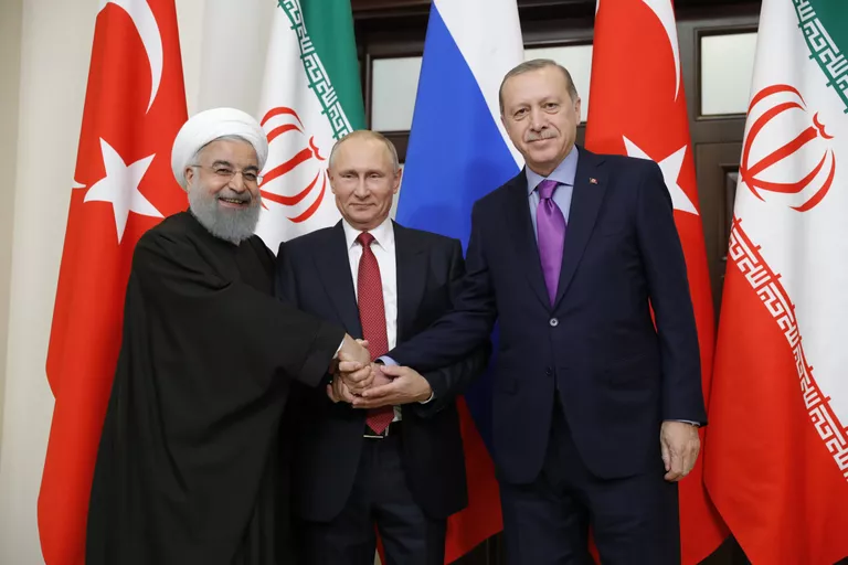 Владимир Путин, президент Ирана Хасан Рухани и президент Турции Реджеп Тайип Эрдоган во время встречи. 22 ноября 2017 Владимир Путин, президент Ирана Хасан Рухани и президент Турции Реджеп Тайип Эрдоган во время встречи. 22 ноября 2017