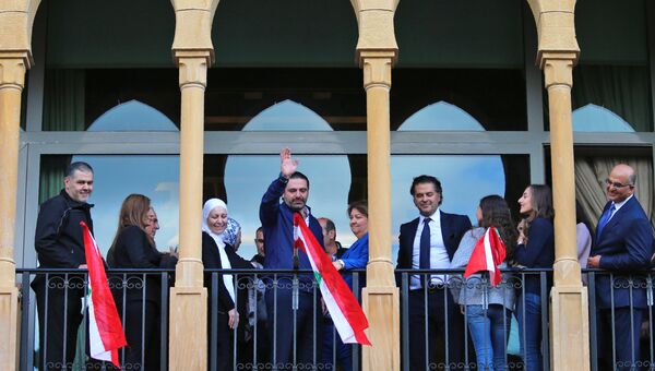 Премьер-министр Ливана Саад Харири приветствует своих сторонников в Бейруте. 22 ноября 2017