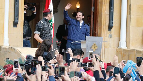 Премьер-министр Ливана Саад Харири приветствует своих сторонников в Бейруте. 22 ноября 2017