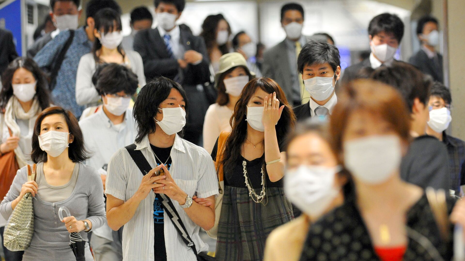 Жители Кобе в медицинских масках во время эпидемии гриппа в Японии - РИА Новости, 1920, 16.06.2024