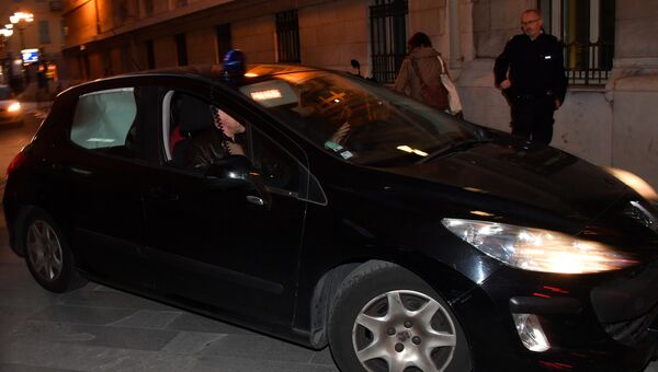Французская полиция сопровождает сенатора Сулеймана Керимова в здание суда Ниццы. 22 ноября 2017