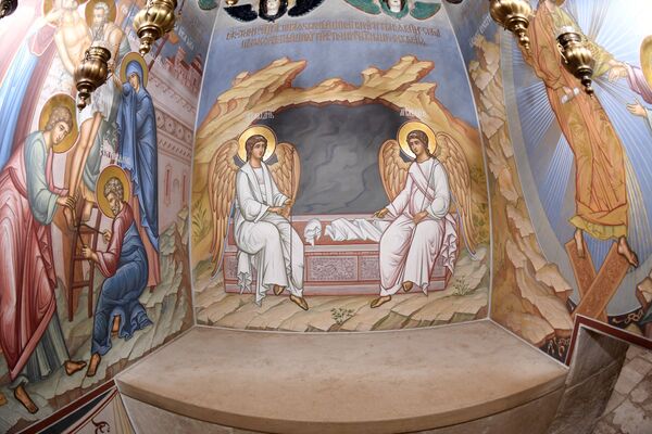 Погребенное ложе Христа Спасителя в кувуквии Воскресенского храма на территории Ново-Иерусалимского мужского монастыря