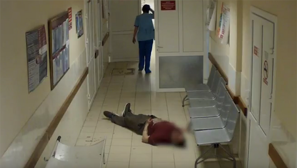Мужчина в коридоре больницы в Смоленске