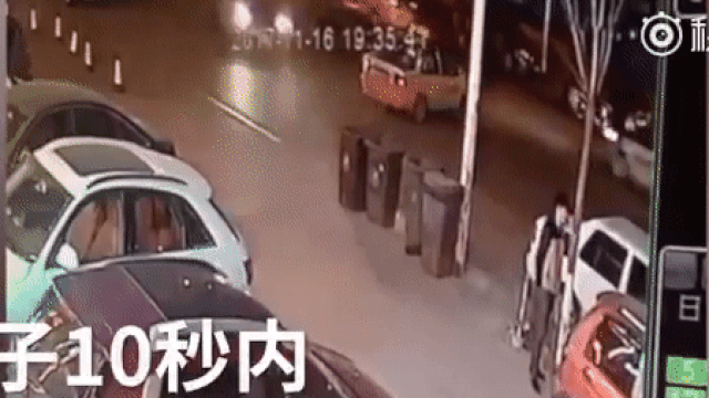Китаец чудом избежал смерти дважды за 10 секунд gif