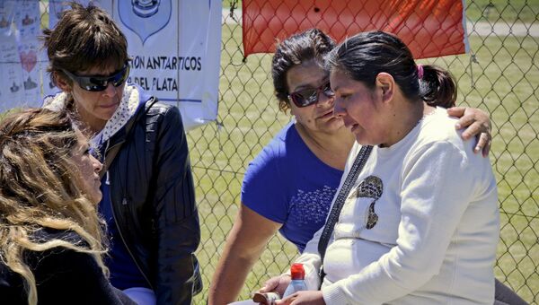 Елена Альфаро, сестра члена команды пропавшей подлодки Сан-Хуан Федерико Ибанеза, в ожидании новостей на военно-морской базе в Мар-дель-Плата. 22 ноября 2017