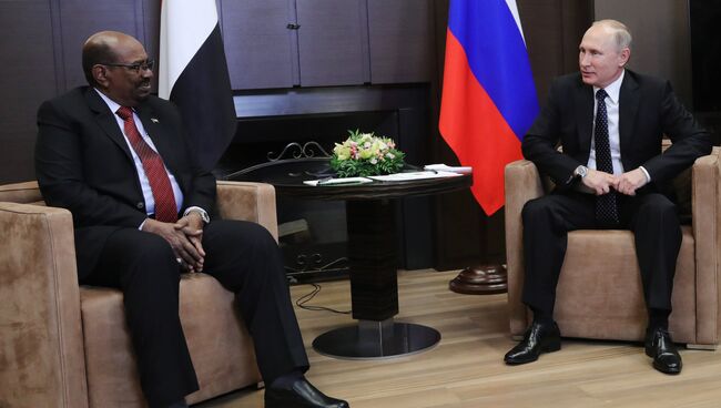 Президент РФ Владимир Путин и президент Судана Омар Башир во время встречи. Архивное фото