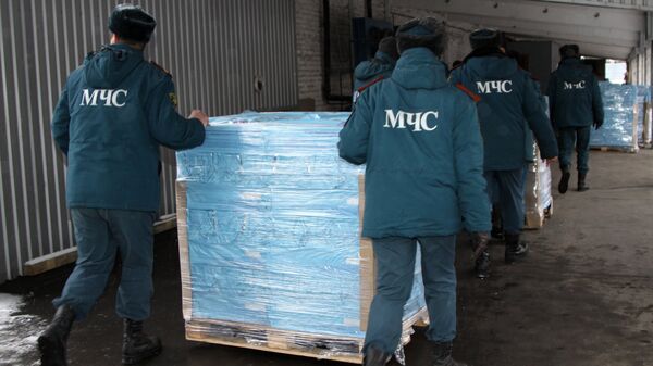Сотрудники МЧС ДНР во время разгрузки автомобилей с гуманитарной помощью