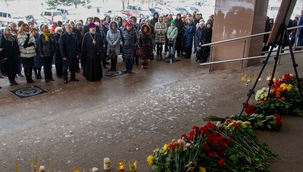 Жители Красноярска возлагают цветы в память об оперном певце Дмитрии Хворостовском