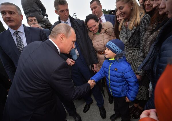 Президент РФ Владимир Путин общается с местными жителями после церемонии открытия памятника Александру III в Ялте