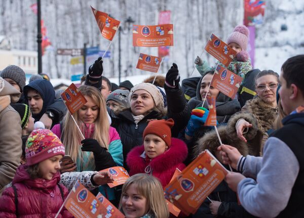 Местные жители на праздничных мероприятиях в Сочи, на которых отмечают 500 дней до начала чемпионата мира по футболу 2018 года в России Местные жители на праздничных мероприятиях в Сочи, на которых отмечают 500 дней до начала чемпионата мира по футболу 2018 года в России